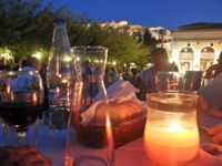 Foto: Restauranttisch und Blick auf die Akropolis